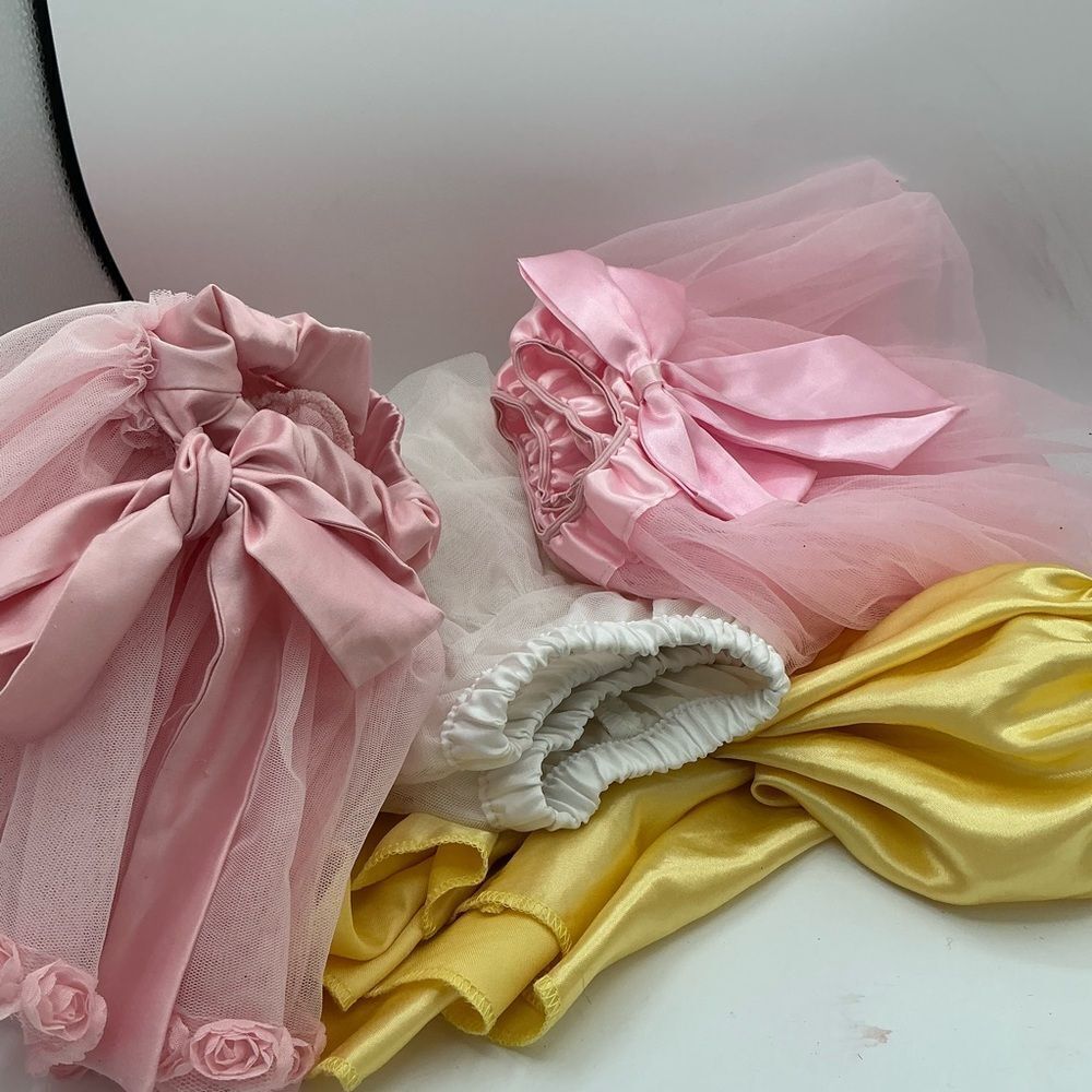 Set of 4 Pink white and Yellow Tutu assorted sizes(2,4,L) but they fit the same